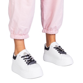 Hvide sneakers med en sort indsats og en zirkonstift