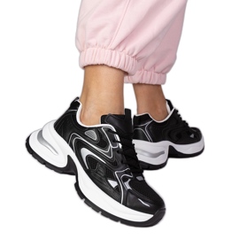 Sorte sports -sneakers på en tyk sål