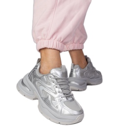 Sølvsport sneakers på en tyk sål