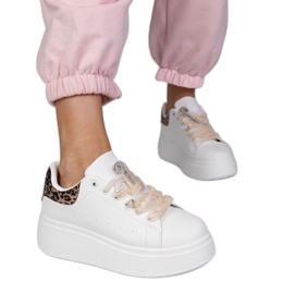 Hvide sneakers med en leopardindsats og en zirkonstift