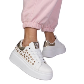 Hvide sneakers med en gylden indsats og studs