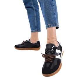 Sorte sneakers sneakers med farverige snørebånd