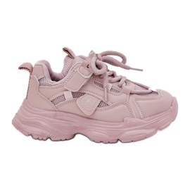 Børns sneakers på den lyserøde platform