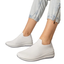 Hvide slip-on sportssneakers