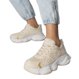 Beige sport sneakers på en massiv sål