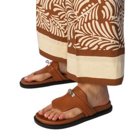 Brun flip -flops elegant med et ornament