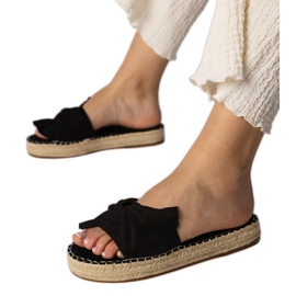 Sorte espadrilles med en bue