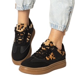 Sorte sneakers med et leopardtilbehør