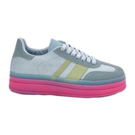 Lav sneakers på den blå platform
