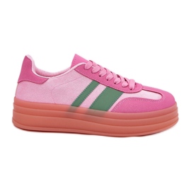 Lav sneakers på den lyserøde platform