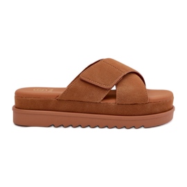 Kvinders flip flops på platformen med kamel sammenflettede striber brun