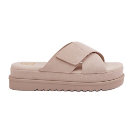 Kvinders flip flops på platformen med sammenflettede beige striber