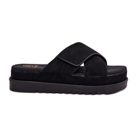 Kvinders flip flops på platformen med sorte striber