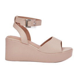 Kvinders sandaler på kilebeige