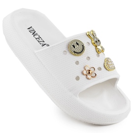 Skum flip flops på poolstranden på den hvide platform dekoreret Vinceza 76055