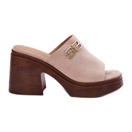 Vinceza Kvinders hjemmesko på en massiv hæl med en gylden detalje af Vincez 17400 beige