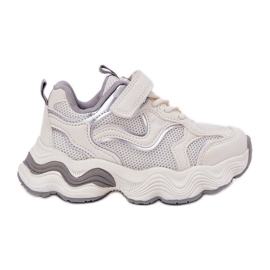 Inna Børns sneakers på en tyk hvid sål