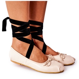 Bundet kvinders ballerinaer med en nøgenbue beige