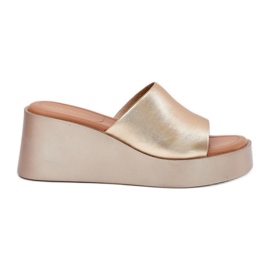 Inna Kvinders flip flops på en kile øko læder gylden