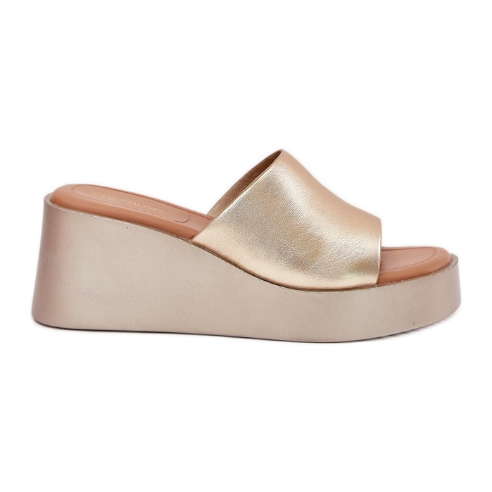 Inna Kvinders flip flops på en kile øko læder gylden