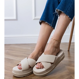 Beige flapper med striber på platformen