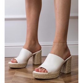Hvide Espadrilles på stolpen