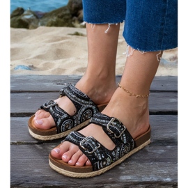 Sort etniske flip flops med klemmer på striber