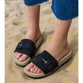 Sort flip -flops på platformen med en dekorativ spænde
