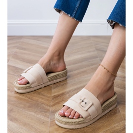 Beige flapper på platformen med en dekorativ spænde