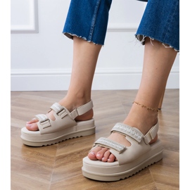 Beige sandaler med broderede striber på platformen
