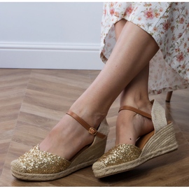 Golden Brocade Sandaler på en kile gylden