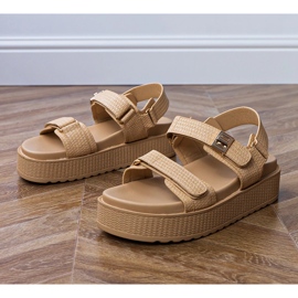 Beige sandaler på platformen med stropper på velcro