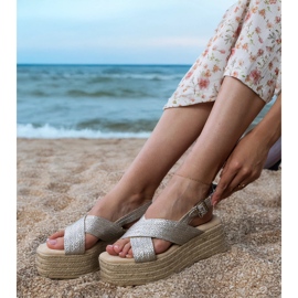Sølv espadrille sandaler på en platform med striber