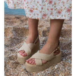Beige espadrilles sandaler på en platform med striber