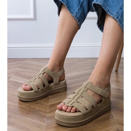 Mørke beige gladiator sandaler på platformen