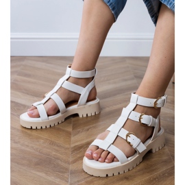 Hvide gladiator sandaler fastgjort med ankel