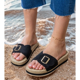 Sort flip flops på platformen med en spænde på bæltet