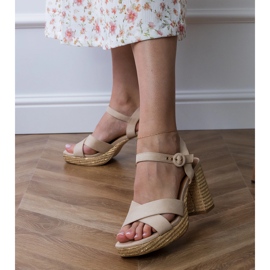 Beige sandaler med striber på stolpen