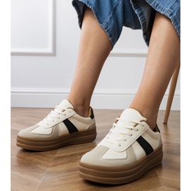 Beige kvindes sneakers på platformen