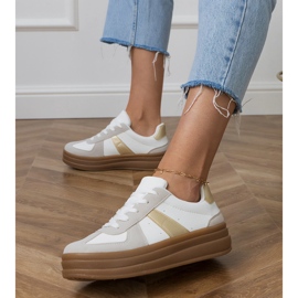 Kvinders hvide sneakers på platformen