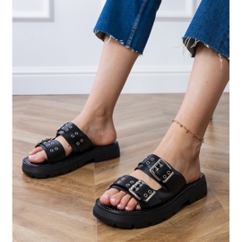 Sort flad flip flops med klemmer på striber