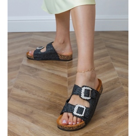Sort flip flops på kork sålen med zirkoner på spænderne