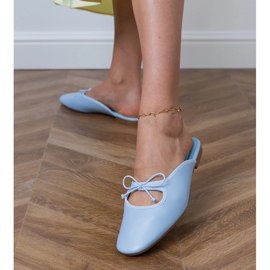 Blå flip -flops bygget på en flad sål