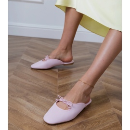 Pink flip -flops bygget på en flad sål lyserød