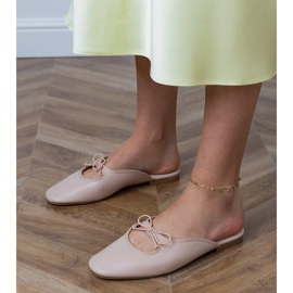 Beige flip -flops bygget på en flad sål