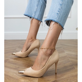 Beige Ecosam -pumper med en metallisk tå