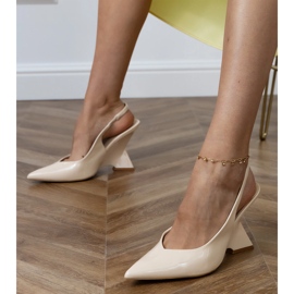 Beige sandaler på en geometrisk kile