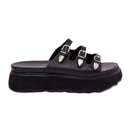 Kvinders flip flops på platformen med sorte striber