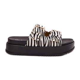 Kvinders flip flops med gyldne spænder på Zebra -platformen hvid