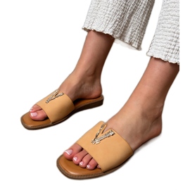 Beige flip flops med en gylden dekoration